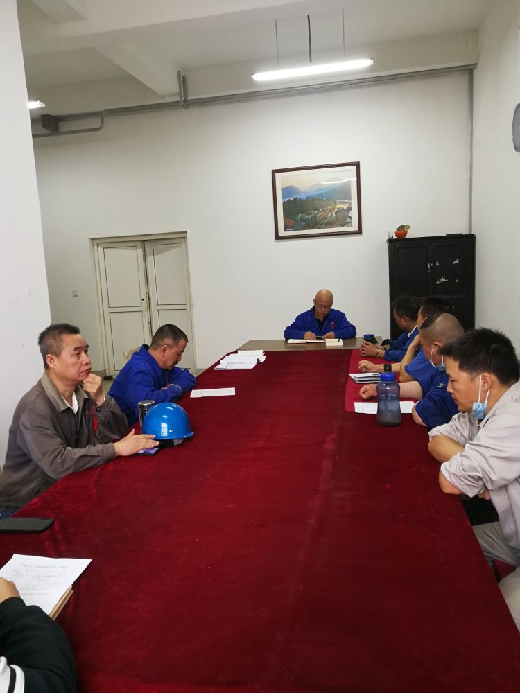 機(jī)加裝配黨支部召開(kāi)全體黨員大會(huì)，組織主題教育學(xué)習(xí)。