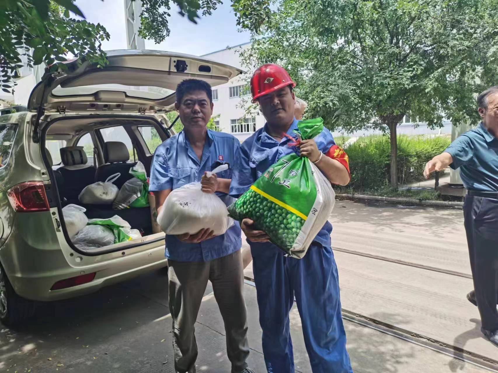 給一線(xiàn)生產(chǎn)車(chē)間和工地職工購(gòu)買(mǎi)了一批白糖、綠豆等防暑降溫品送到了車(chē)間工地
